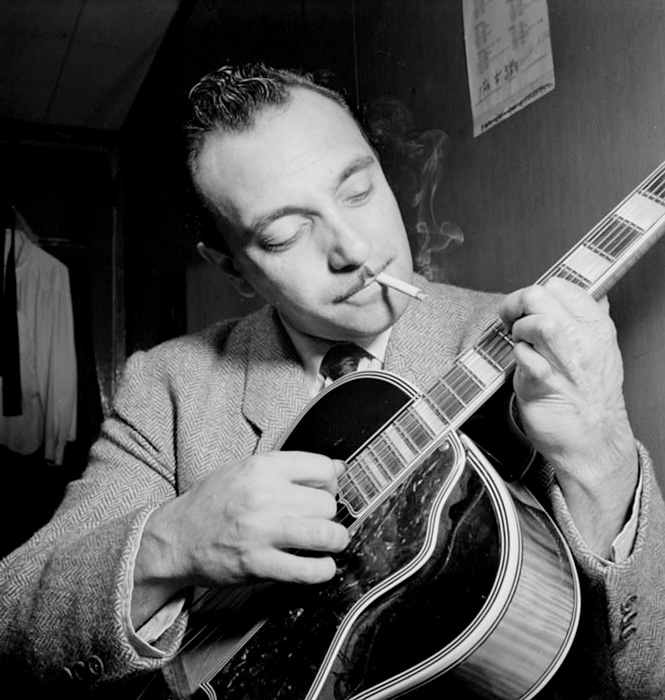 Django Reinhardt jouant de la guitare jazz manouche
