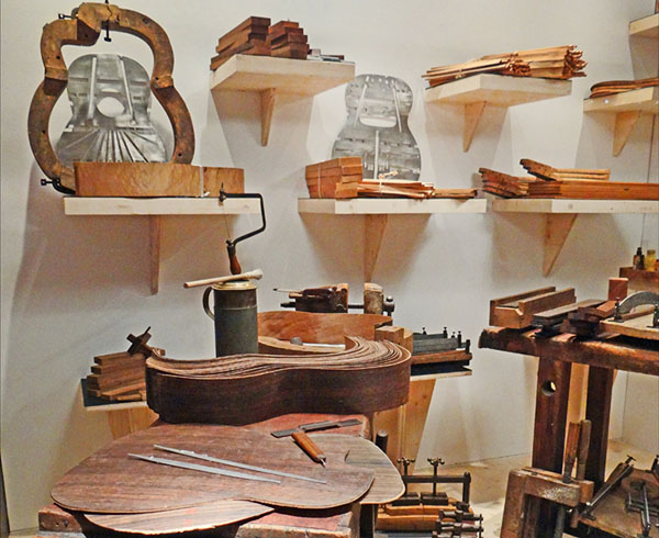 Reconstitution de l'atelier de luthier Selmer - Maccaferri au musée de la musique durant l'exposition Django Reinhardt (Photo de J.P. Dalbéra CC BY 2.0) Articles de lutherie pour guitare jazz manouche de type Selmer
